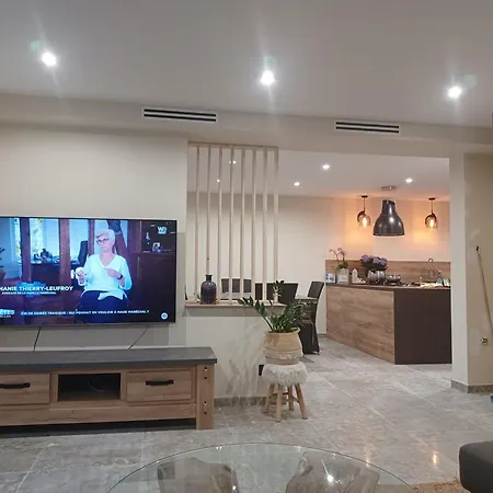 Villa Magnifique Avec Piscine 10x5 M Sur 1800m2 De Terrain Avec Parking Privatif Cuisine Recente Equpee 3 Dont 2 Parental Au Rdc Avec Wc Separe Pas De Vis A Vis Terrain De Petanque Bbq Climatisation Jeux Enfants