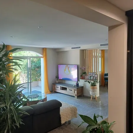Magnifique Avec Piscine 10x5 M Sur 1800m2 De Terrain Avec Parking Privatif Cuisine Recente Equpee 3 Dont 2 Parental Au Rdc Avec Wc Separe Pas De Vis A Vis Terrain De Petanque Bbq Climatisation Jeux Enfants