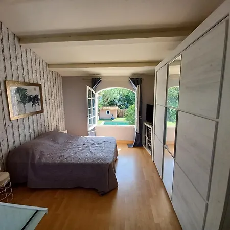 Magnifique Avec Piscine 10x5 M Sur 1800m2 De Terrain Avec Parking Privatif Cuisine Recente Equpee 3 Dont 2 Parental Au Rdc Avec Wc Separe Pas De Vis A Vis Terrain De Petanque Bbq Climatisation Jeux Enfants Vila Sérignan