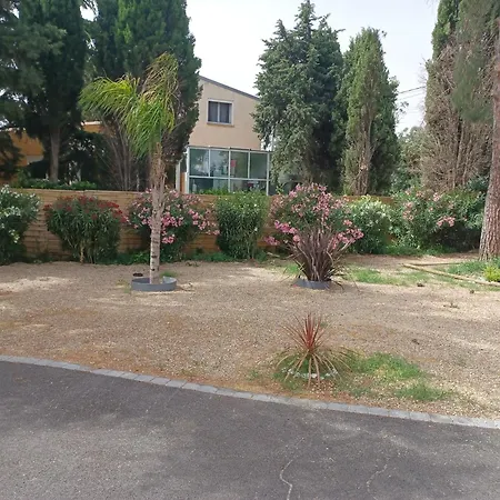 Willa Magnifique Avec Piscine 10x5 M Sur 1800m2 De Terrain Avec Parking Privatif Cuisine Recente Equpee 3 Dont 2 Parental Au Rdc Avec Wc Separe Pas De Vis A Vis Terrain De Petanque Bbq Climatisation Jeux Enfants Sérignan