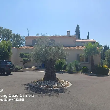 Magnifique Avec Piscine 10x5 M Sur 1800m2 De Terrain Avec Parking Privatif Cuisine Recente Equpee 3 Dont 2 Parental Au Rdc Avec Wc Separe Pas De Vis A Vis Terrain De Petanque Bbq Climatisation Jeux Enfants Vila Sérignan