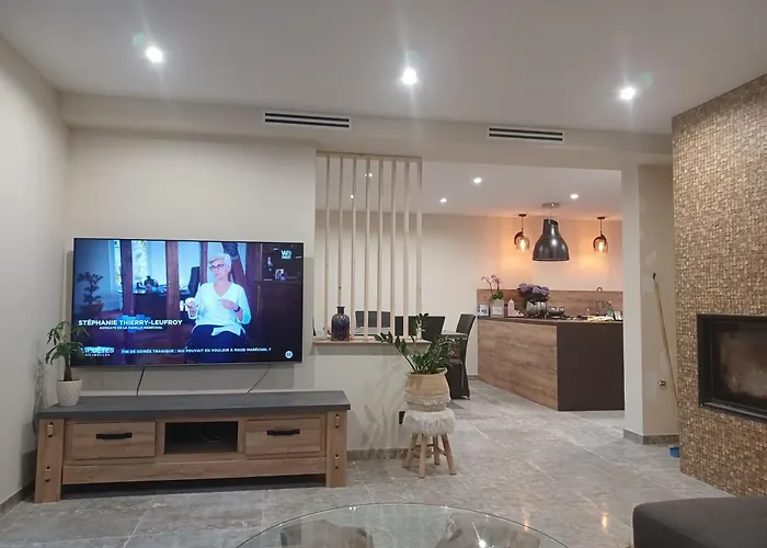 Villa Magnifique Avec Piscine 10x5 M Sur 1800m2 De Terrain Avec Parking Privatif Cuisine Recente Equpee 3 Dont 2 Parental Au Rdc Avec Wc Separe Pas De Vis à Vis Terrain De Petanque Bbq Climatisation Jeux Enfants