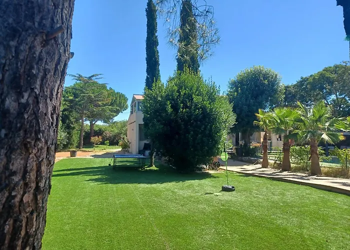 Magnifique Avec Piscine 10x5 M Sur 1800m2 De Terrain Avec Parking Privatif Cuisine Recente Equpee 3 Dont 2 Parental Au Rdc Avec Wc Separe Pas De Vis à Vis Terrain De Petanque Bbq Climatisation Jeux Enfants