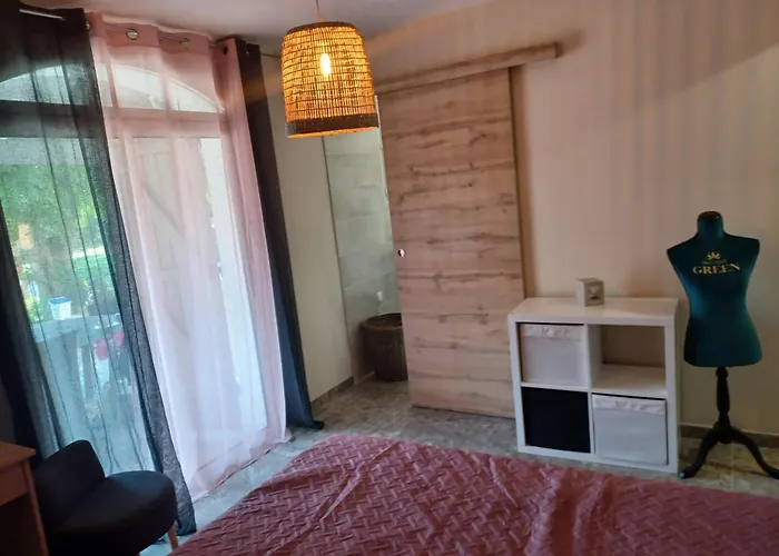 Villa Magnifique Avec Piscine 10x5 M Sur 1800m2 De Terrain Avec Parking Privatif Cuisine Recente Equpee 3 Dont 2 Parental Au Rdc Avec Wc Separe Pas De Vis à Vis Terrain De Petanque Bbq Climatisation Jeux Enfants Sérignan