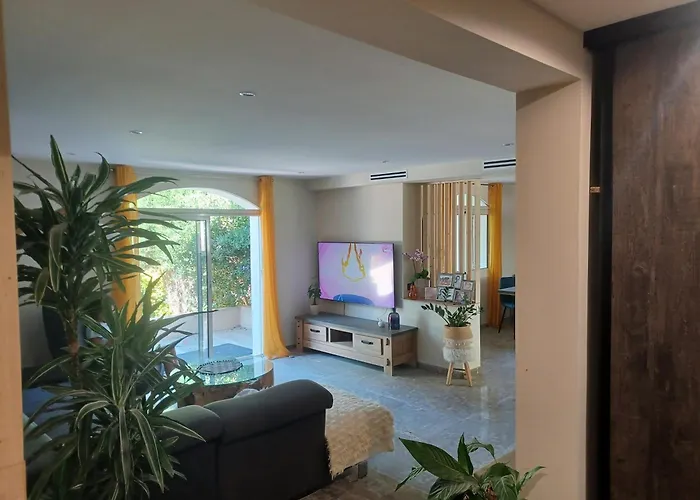 Magnifique Avec Piscine 10x5 M Sur 1800m2 De Terrain Avec Parking Privatif Cuisine Recente Equpee 3 Dont 2 Parental Au Rdc Avec Wc Separe Pas De Vis à Vis Terrain De Petanque Bbq Climatisation Jeux Enfants