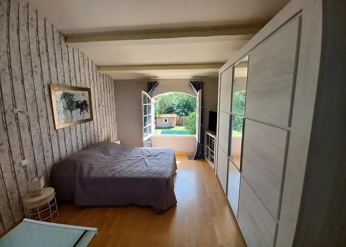 Magnifique Avec Piscine 10x5 M Sur 1800m2 De Terrain Avec Parking Privatif Cuisine Recente Equpee 3 Dont 2 Parental Au Rdc Avec Wc Separe Pas De Vis à Vis Terrain De Petanque Bbq Climatisation Jeux Enfants Villa Sérignan