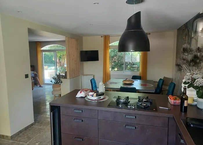 Villa Magnifique Avec Piscine 10x5 M Sur 1800m2 De Terrain Avec Parking Privatif Cuisine Recente Equpee 3 Dont 2 Parental Au Rdc Avec Wc Separe Pas De Vis à Vis Terrain De Petanque Bbq Climatisation Jeux Enfants *