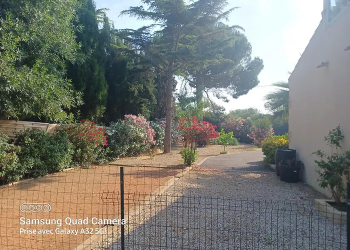 Magnifique Avec Piscine 10x5 M Sur 1800m2 De Terrain Avec Parking Privatif Cuisine Recente Equpee 3 Dont 2 Parental Au Rdc Avec Wc Separe Pas De Vis à Vis Terrain De Petanque Bbq Climatisation Jeux Enfants Villa